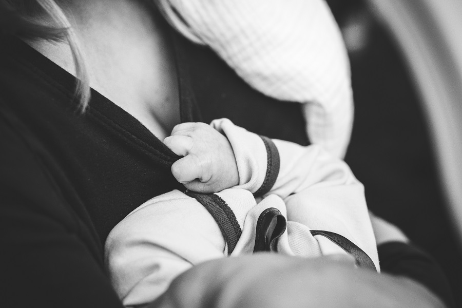 Baby an Brust auch ohne Stilldepression