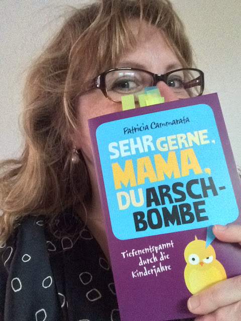 Patricia Cammarata: Sehr gerne, Mama, du Arschbombe. Tiefenentspannt durch die Kinderjahre. Bastei Lübbe 2015, 238 Seiten für 8,99 €. ISBN 978-3-404-60840-9